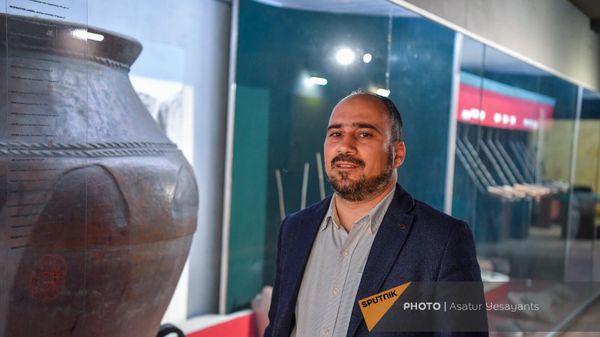 Директор историко-арxеологического музея-заповедника Эребуни Микаэл Бадалян - Sputnik Армения