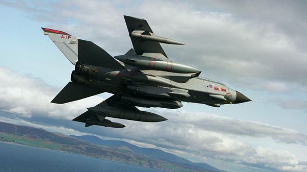 Самолет Tornado GR4 ВВС Великобритании с крылатыми ракетами Storm Shadow прямо под фюзеляжем - Sputnik Армения