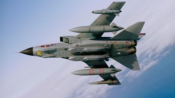 Самолет RAF Tornado GR4 с двумя ракетами Storm Shadow под фюзеляжем - Sputnik Армения