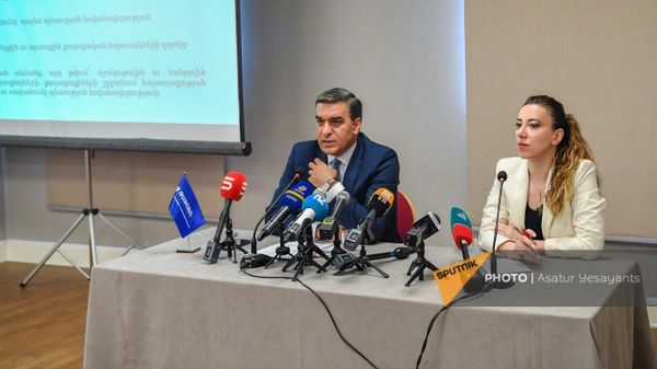 Директор фонда Татоян Арман Татоян руководитель Армянского центра международного и сравнительного права Сирануш Саакян на пресс-конференции (12 мая 2023). Еревaн - Sputnik Армения