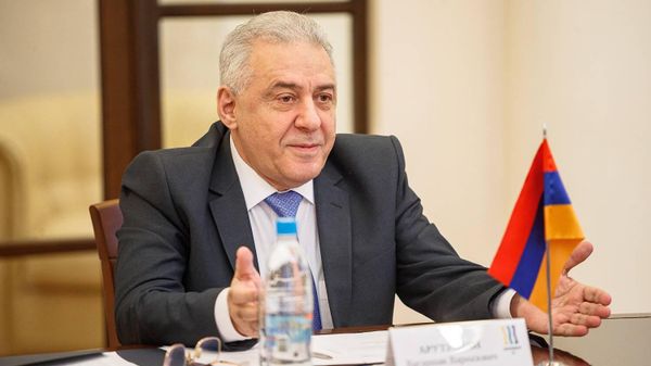 Посол Армении в России Вагаршак Арутюнян на встрече с главой Екатеринбурга (12 мая 2023). Екатеринбург - Sputnik Армения