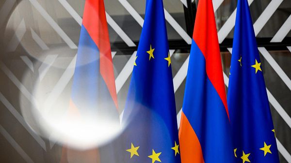 Флаги Армении и Европейского союза - Sputnik Армения