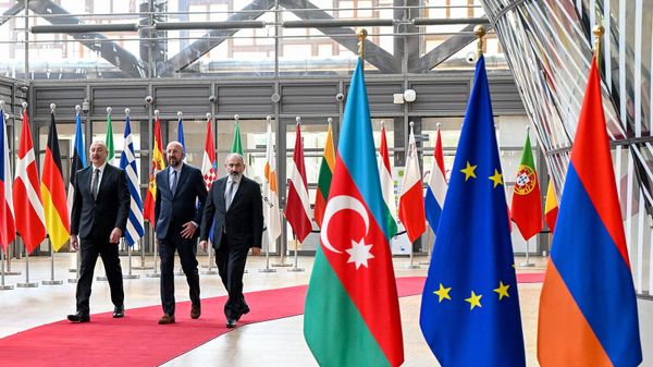 Премьер-министр Армении Никол Пашинян, президент Европейского совета Шарль Мишель и президент Азербайджана Ильхам Алиев перед встречей в Европейском совете (14 мая 2023). Брюссель - Sputnik Армения