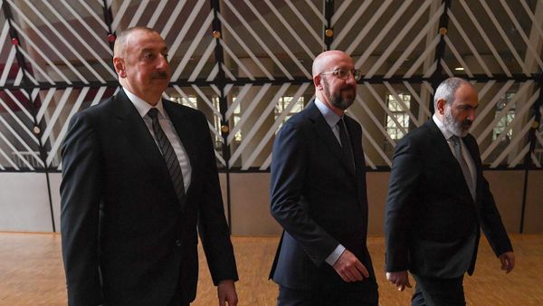 Премьер-министр Армении Никол Пашинян, президент Европейского совета Шарль Мишель и президент Азербайджана Ильхам Алиев перед встречей в Европейском совете (14 мая 2023). Брюссель - Sputnik Армения