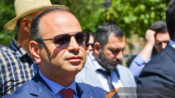 Главный уполномоченный по вопросам Диаспоры Заре Синанян на торжественной церемонии открытия и освящения хачкара, посвященного многовековой армяно-польской дружбе и Папе Святому Иоанну Павлу II (16 мая 2023). Еревaн - Sputnik Армения