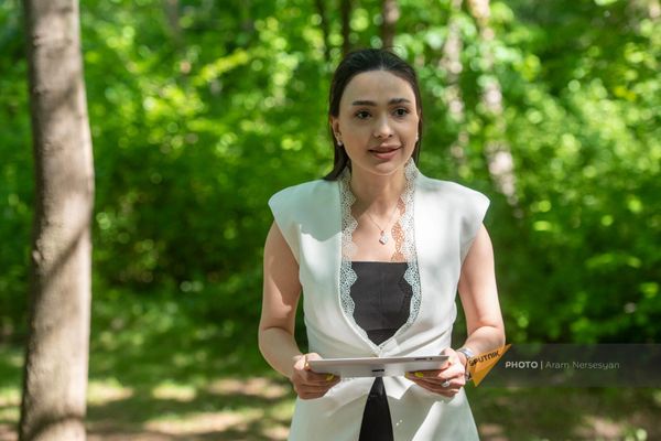 Пресс-секретарь Комитета по туризму Анна Маргарян на церемонии подписания меморандума о взаимопонимании относительно строительства новой национальной тропы между НПО “HIKEArmenia” и Комитетом по туризму Армении (16 мая 2023). Еревaн - Sputnik Армения