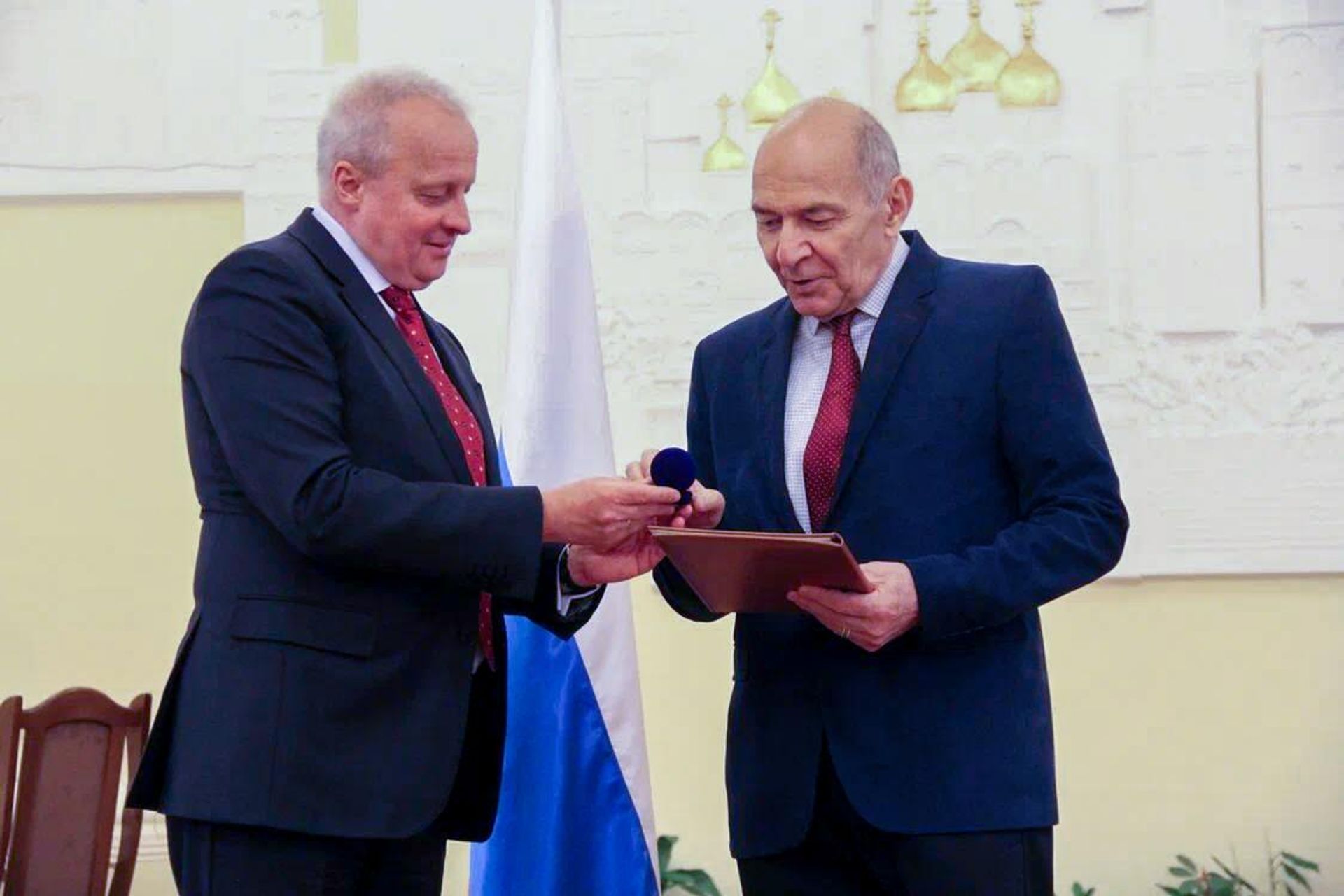 Посол России Сергей Копыркин вручил диплом иностранного члена и нагрудный знак РАН основателю и президенту Армянской социологической ассоциации Геворку Погосяну (16 мая 2023). Еревaн - Sputnik Արմենիա, 1920, 16.05.2023