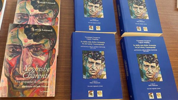 Презентация сборника Ес им ануш Айастани с переводами стихов армянского поэта Егише Чаренца на итальянском вместе с оригиналами на армянском языке (16 мая 2023). Рим - Sputnik Արմենիա