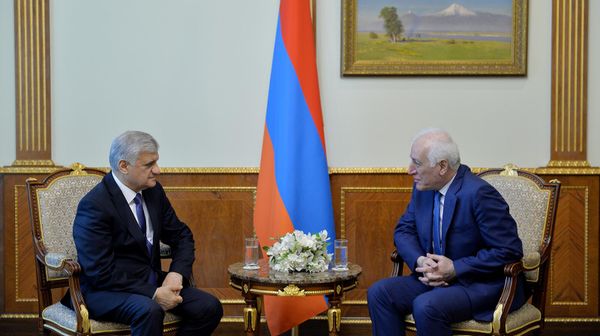 Президент Ваагн Хачатурян принял председателя Комитета по градостроительству Армена Гуларяна (17 мая 2023). Еревaн - Sputnik Армения