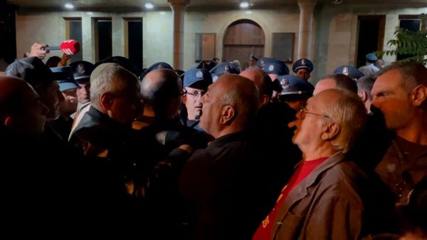 Обстановка у Следственного комитета, куда доставили задержанных по делу Ашота Пашиняна, накалена - Sputnik Армения