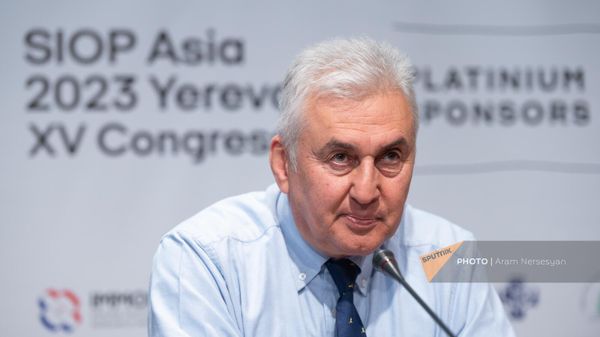 Директор Гематологического центра им.Йоляна, советник министра здравоохранения по гематологии и трансфузионной медицине Самвел Даниелян на пресс-конференции, посвященной предстоящей в Армении 15-й Азиатской конференции Международного общества детской онкологии (SIOP Asia 2023 XV Congress) Вместе против рака (18 мая 2023). Еревaн - Sputnik Армения