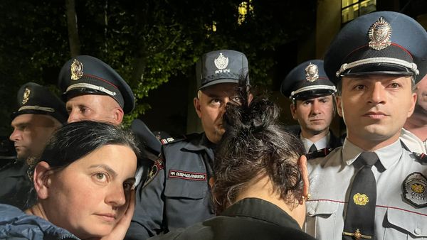 Родители погибших военных и сотрудники полиции у здания суда первой инстанции Шенгавита (19 мая 2023). Еревaн - Sputnik Армения