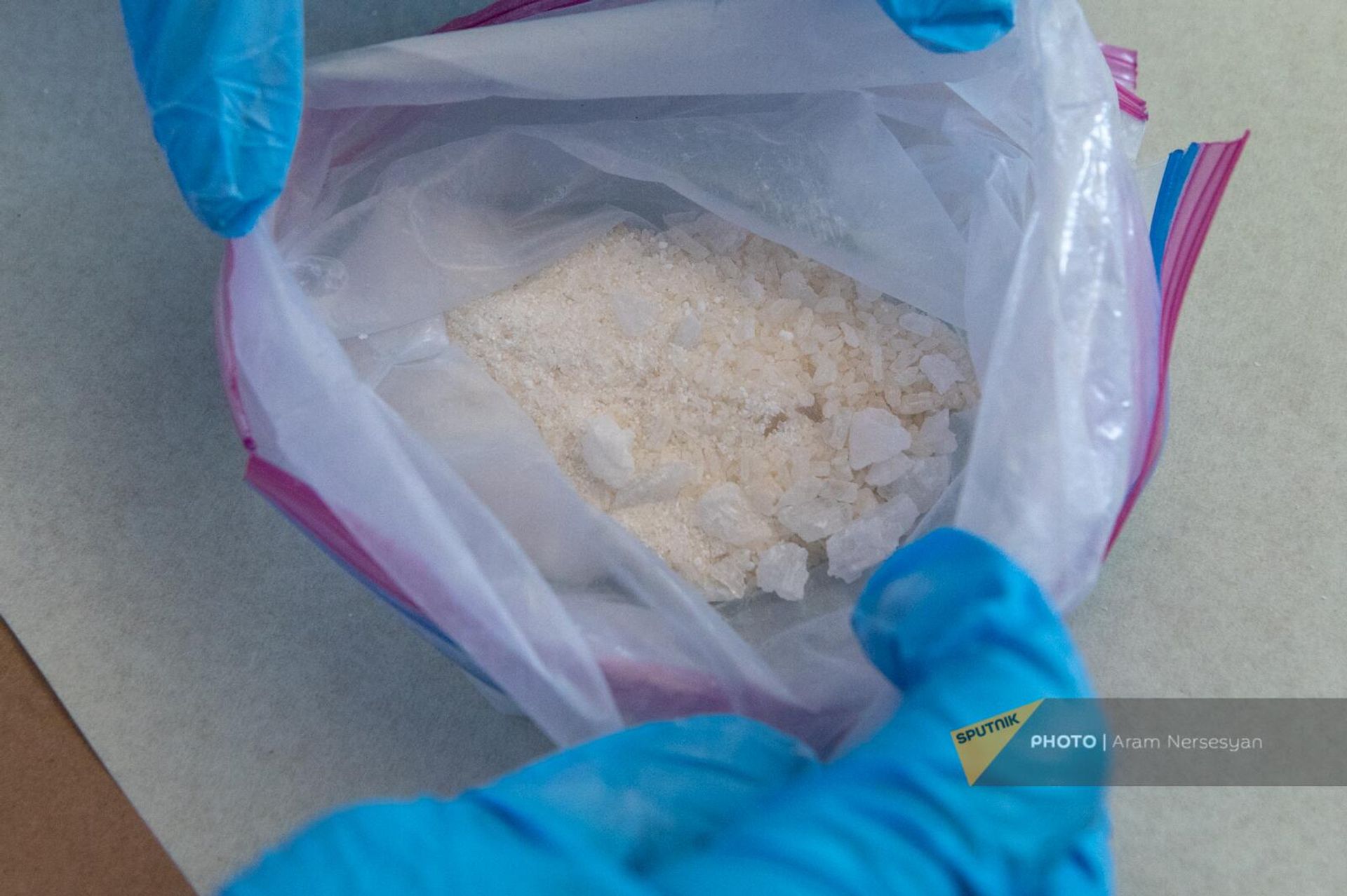 Сотрудница отдела материаловедческих экспертиз Национального бюро экспертиз показывает наркотики Кристалл - Sputnik Արմենիա, 1920, 19.05.2023