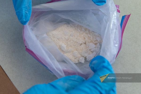 Сотрудница отдела материаловедческих экспертиз Национального бюро экспертиз показывает наркотики Кристалл - Sputnik Армения