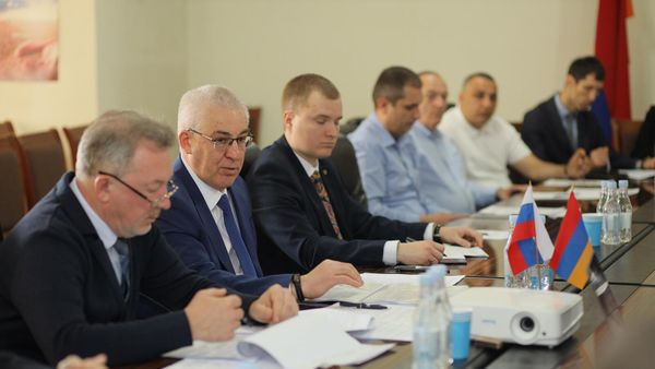 Замминистра территориального управления и инфраструктур РА Армен Симонян принял начальника управления транспортной безопасности Министерства транспорта РФ Анатолия Демьянова (19 мая 2023). Еревaн - Sputnik Армения