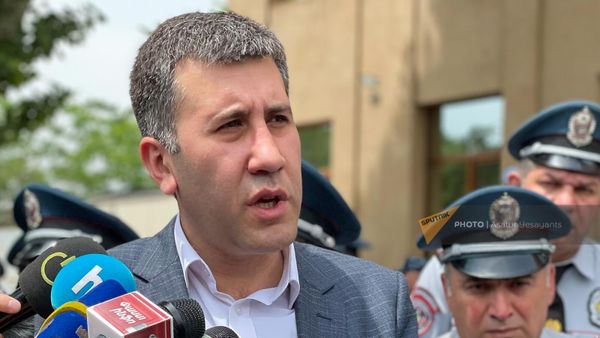 Адвокат Рубен Меликян отвечает на вопросы журналистов у здания суда первой инстанции Шенгавита (19 мая 2023). Еревaн - Sputnik Армения
