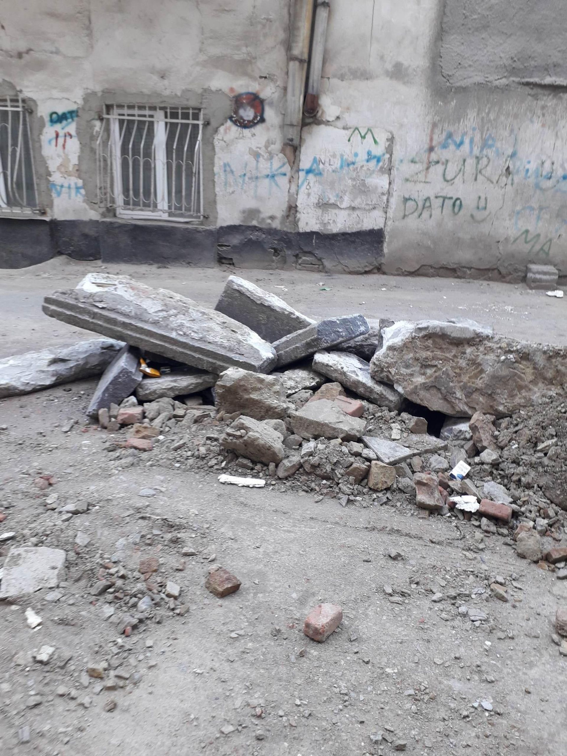 Остатки надгробий с армянскими надписями, которые использовались в качестве школьных ступенек, обнаружены на территории бывшей школы № 44 в Тбилиси - Sputnik Արմենիա, 1920, 20.05.2023
