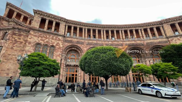 44–օրյա պատերազմի զոհերի ծնողների ակցիան կառավարության շենքի մոտ - Sputnik Արմենիա
