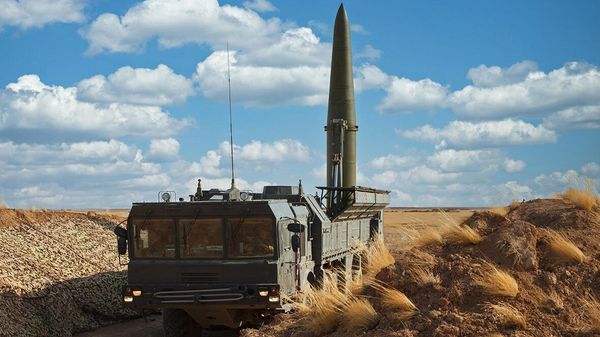 Специалисты ракетных войск и артиллерии 49-й общевойсковой армии ЮВО перевели на режим летней эксплуатации всех оперативно-тактических комплексов Искандер-М - Sputnik Армения