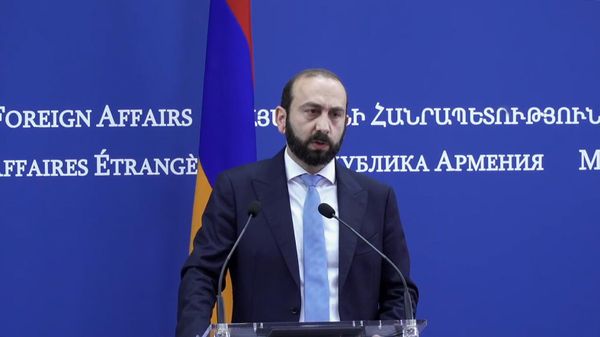 Совместная пресс-конференция министра иностранных дел Армении Арарата Мирзояна и заместителя госсекретаря по Европе Министерства иностранных дел, по делам Содружества и развития Великобритании Лео Докерти по итогам встречи (22 мая 2023). Еревaн - Sputnik Армения