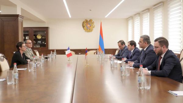 Министр обороны Сурен Папикян принял Чрезвычайного и полномочного посла Франции Анн Луйо (24 мая 2023). Еревaн - Sputnik Армения