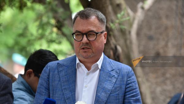 Руководитель Русского дома в Ереване Вадим Фефилов на церемонии открытия памятной таблички братской могилы армянского и русского народов, погибших при Сардарапатской битве (24 мая 2023). Аршалуйс - Sputnik Армения