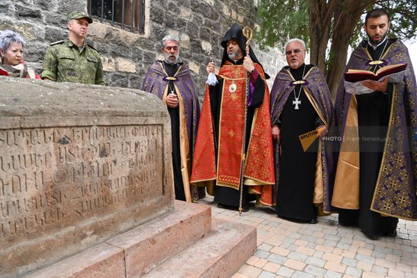 Церемония открытия памятной таблички братской могилы армянского и русского воинов, погибших при Сардарапатской битве (14 мая 2023). Аршалуйс - Sputnik Армения