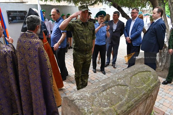 Церемония открытия памятной таблички братской могилы армянского и русского воинов, погибших при Сардарапатской битве (14 мая 2023). Аршалуйс - Sputnik Армения