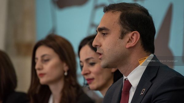 Вице-мэр Еревaна Тигран Авинян на пресс-конференции, посвященной 6-му Ереванскому международному книжному фестивалю (24 мая 2023). Еревaн - Sputnik Армения