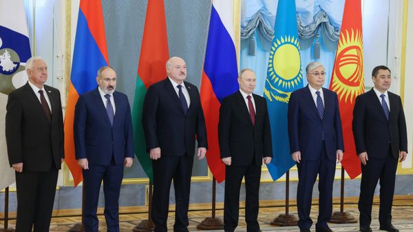 Лидеры стран-участниц Евразийского экономического союза (ЕАЭС): председатель Коллегии Евразийской экономической комиссии Михаил Мясникович, премьер-министр Республики Армения Никол Пашинян, президент Республики Беларусь Александр Лукашенко, президент РФ Владимир Путин, президент Республики Казахстан Касым-Жомарт Токаев и президент Киргизской Республики Садыр Жапаров перед заседанием (25 мая 2023). Москва - Sputnik Армения