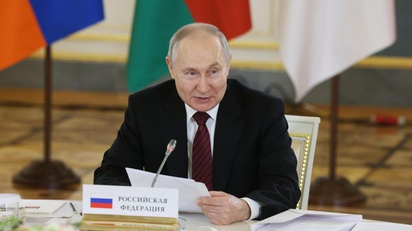 Президент РФ Владимир Путин на заседании высшего Евразийского экономического совета (ВЕЭС) в узком составе (25 мая 2023). Москва - Sputnik Армения