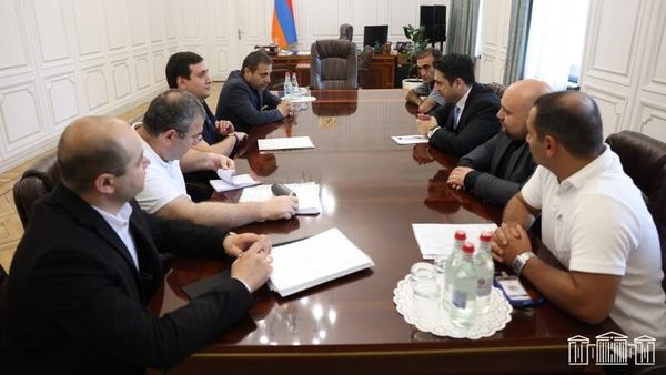 Председатель НС Ален Симонян принял группу жителей 33-го квартала Еревана (ул. Ханджяна, Фирдуса, пер. Республики, проспект Тиграна Меца) (25 мая 2023). Еревaн - Sputnik Армения