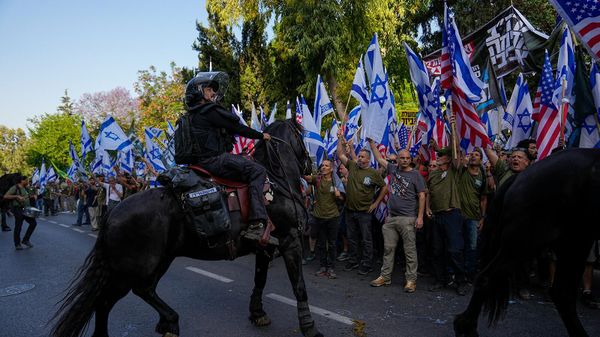 Участники акции протеста против планов правительства по реформированию судебной системы оттеснены полицией на лошадях от частной резиденции премьер-министра Биньямина Нетаньяху (25 мая 2023). Иерусалим - Sputnik Армения