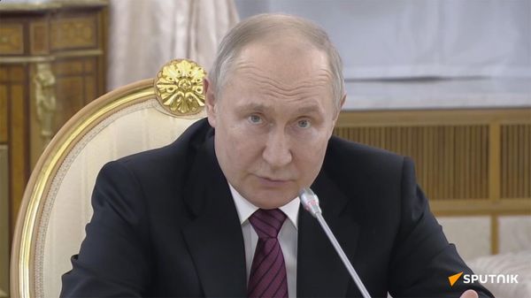 Президент России Владимир Путин во время встречи с премьер-министром Армении на полях саммита Евразийского экономического союза (25 мая 2023). Москвa - Sputnik Армения