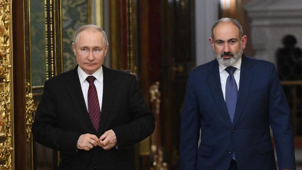 Президент России Владимир Путин и премьер-министр Армении Никол Пашинян во время встречи на полях саммита Евразийского экономического союза (25 мая 2023). Москвa - Sputnik Армения