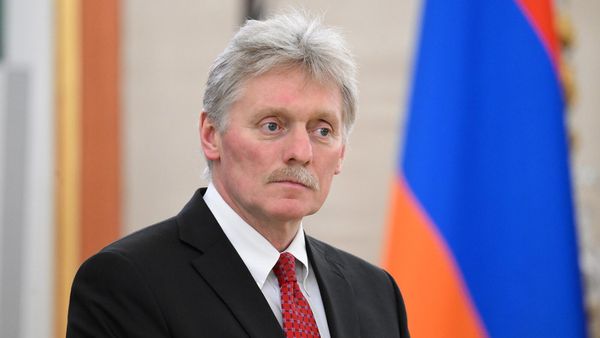 Заместитель руководителя администрации президента РФ, пресс-секретарь президента РФ Дмитрий Песков перед началом встречи лидеров России и Армении на полях саммита Евразийского экономического союза (25 мая 2023). Москвa - Sputnik Армения
