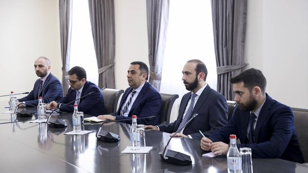 Министр иностранных дел Арарат Мирзоян встретился со старшим советником США по кавказским переговорам, сопредседателем Минской группы ОБСЕ Луисом Боно (26 мая 2023). Еревaн - Sputnik Армения