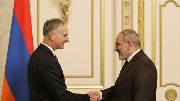 Լուիս Բոնոն և Նիկոլ Փաշինյանը - Sputnik Արմենիա