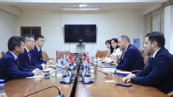 Министр экономики Ваан Керобян принял делегацию во главе с вице-президентом компании China Civil Engineering Construction Corporation (CCECC) Гуаном Цзясинем (26 мя 2023). Еревaн - Sputnik Армения