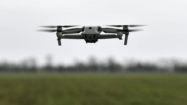 Квадрокоптер подразделений радиоэлектронной борьбы Южного военного округа во время выполнения боевых задач в ходе специальной военной операции на Запорожском направлении - Sputnik Армения