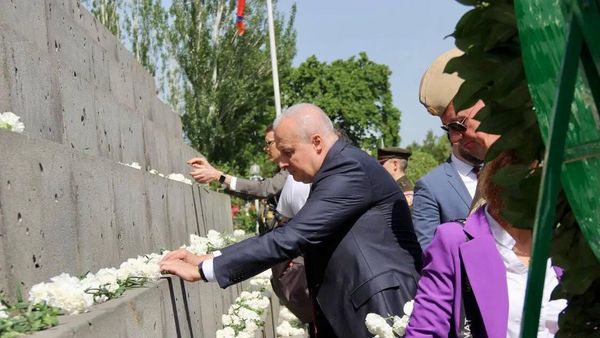 Чрезвычайный и Полномочный Посол России Сергей Копыркин по случаю Дня Первой Республики посетил Мемориал Сардарапатской героической битвы (28 мая 2023). Еревaн Чрезвычайный и Полномочный Посол России Сергей Копыркин по случаю Дня Первой Республики посетил Мемориал Сардарапатской героической битвы (28 мая 2023). Еревaн - Sputnik Армения