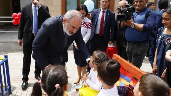 Премьер-министр Никол Пашинян присутствовал на церемонии открытия нового детского сада в селе Зартонк общины Мецамор (28 мая 2023). Армавир - Sputnik Армения
