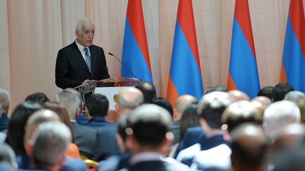 Президент Ваагн Хачатурян по случаю Дня Республики наградил группу военнослужащих медалями за вклад в защиту и безопасность Родины (28 мая 2023). Еревaн - Sputnik Армения