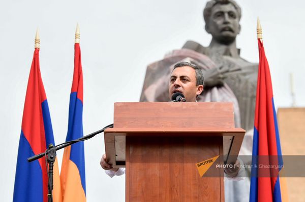 Իշխան Սաղաթելյանի ելույթը «Տեր ենք մեր հայրենիքին» ակցիայի ժամանակ Իշխան Սաղաթելյանի ելույթը «Տեր ենք մեր հայրենիքին» ակցիայի ժամանակ - Sputnik Արմենիա