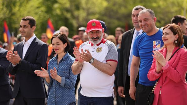Премьер-министр Никол Пашинян, министр ОНКС Жанна Андреасян, министр экономики Ваан Керобян и министр здравоохранения Анаит Аванесян на церемонии награждения победителей любительского велотурнира по бездорожью Кубок премьер-министра (28 мая 2023). Гегаркуник - Sputnik Армения