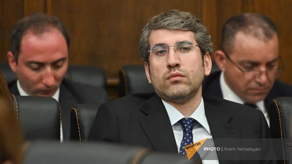 Министр юстиции Григор Минасян на обсуждении бюджетного отчета 2022 года (29 мая 2023). Еревaн - Sputnik Армения