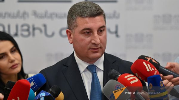 Министр территориального управления и инфраструктур Гнел Саносян общается с прессой после обсуждения бюджетного отчета 2022 года (29 мая 2023). Еревaн - Sputnik Армения