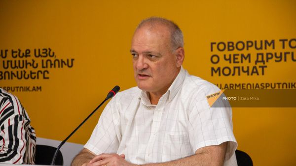Политтехнолог Виген Акопян на пресс-конференции на тему мирного соглашения между Арменией и Азербайджаном (29 мая 2023). Еревaн - Sputnik Армения
