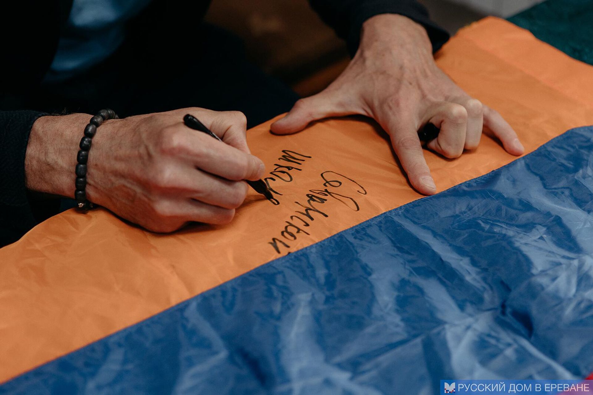 Роман Березовский встретился с учениками школы №6 Севана - Sputnik Արմենիա, 1920, 29.05.2023