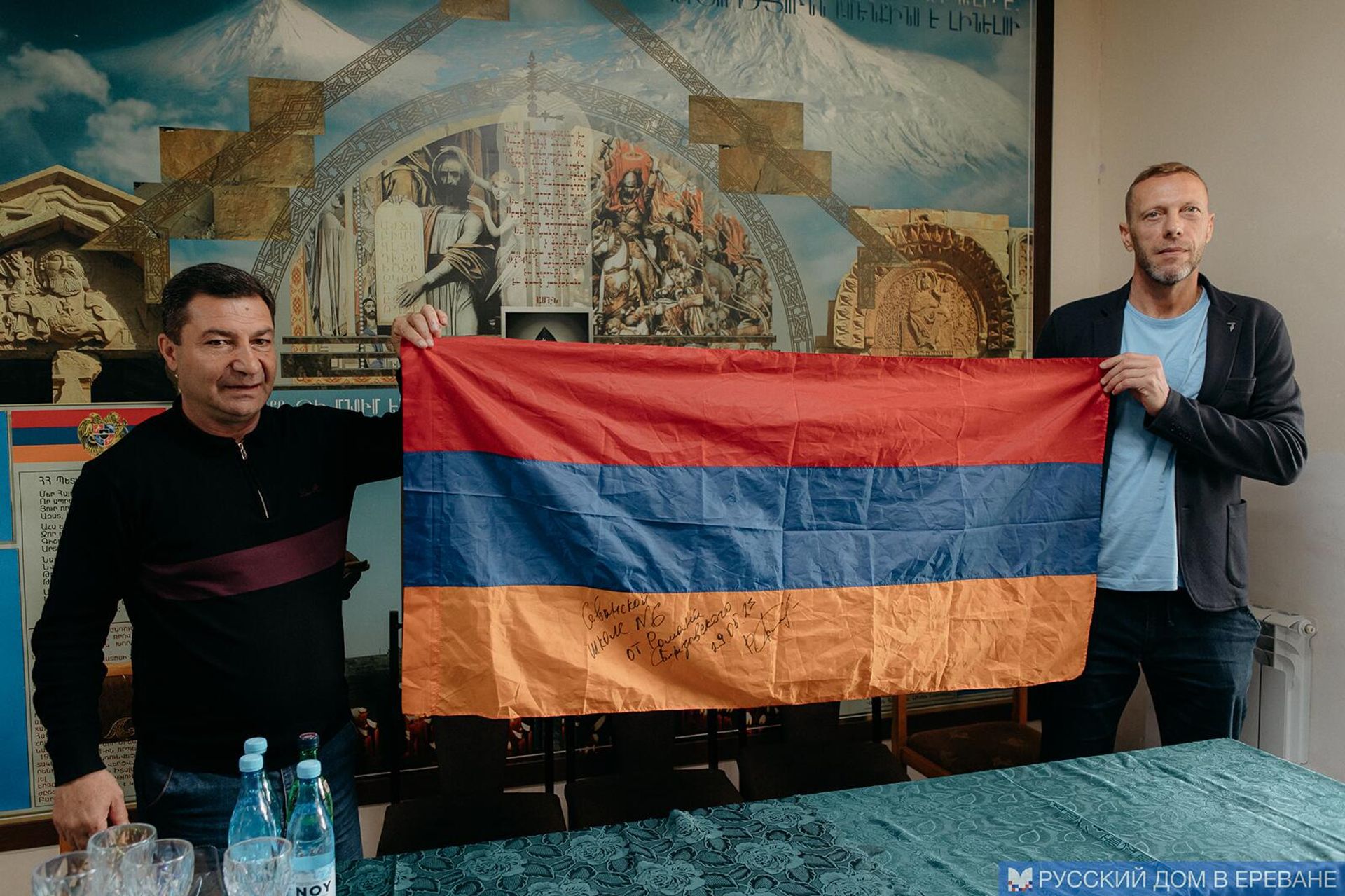 Роман Березовский встретился с учениками школы №6 Севана - Sputnik Արմենիա, 1920, 29.05.2023